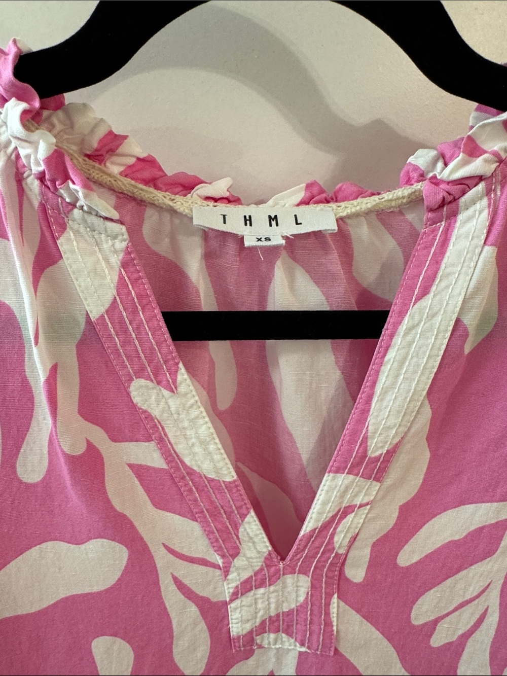 THML Pink & White Abstract Puff-Sleeve V-Neck Blouse Size XS Malibu Barbie - Picture 4 of 8